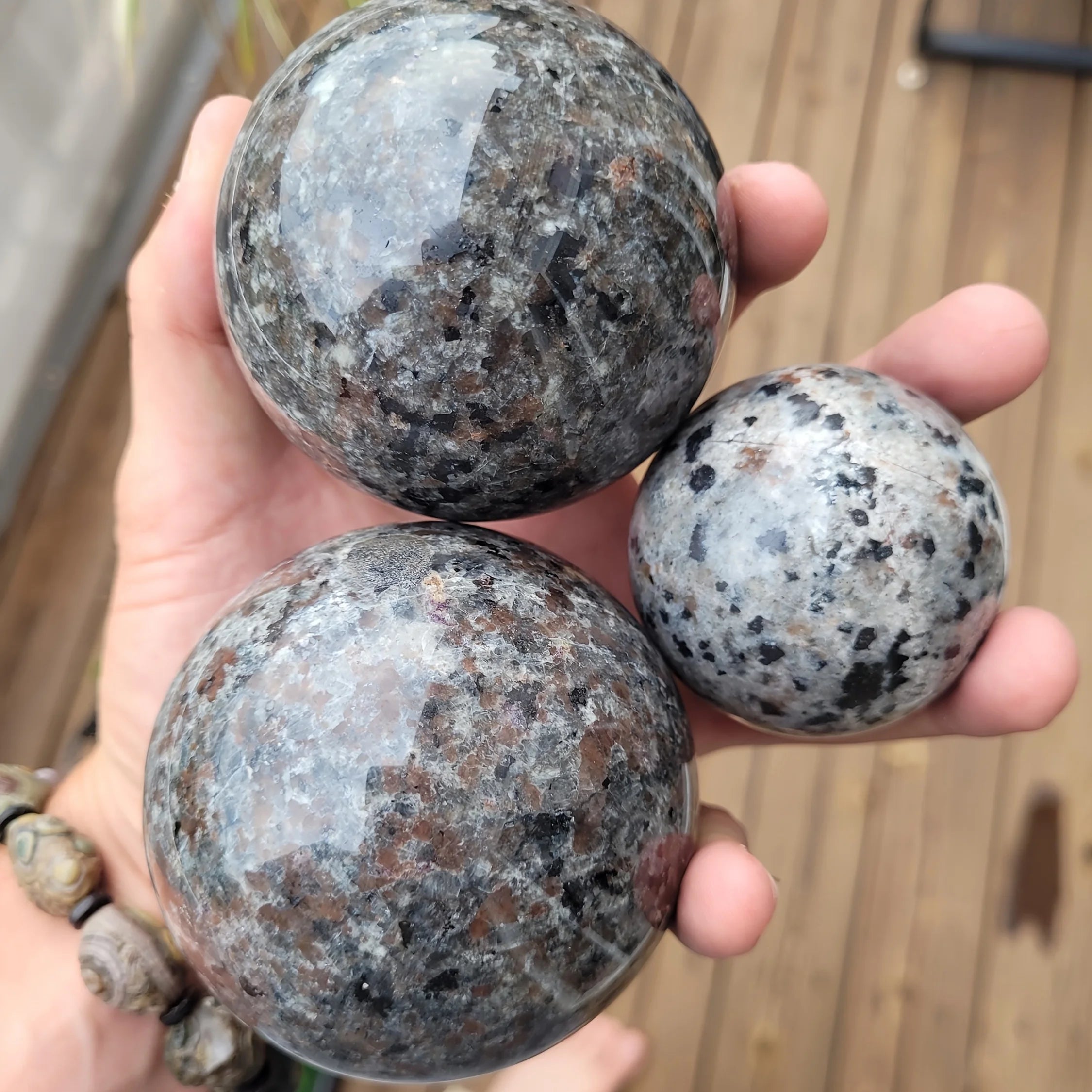 1 Yooperlite Flame Stone Sphere -A Vibrant Crystal Decoration with Orange and Black Inlaid Patterns,perfect for The Home