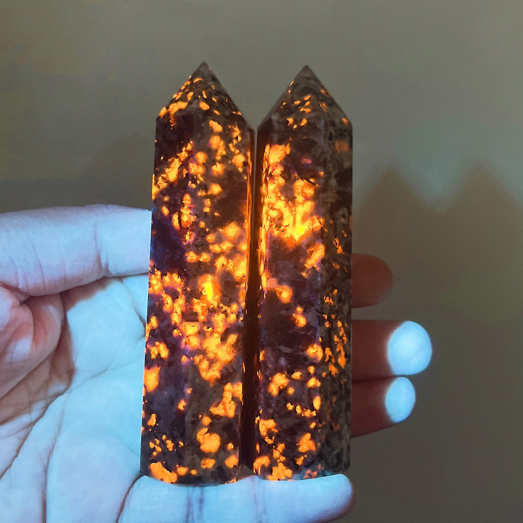 8-9cm Natural Yooperlite Fluorescing Sodalite hexagonenergy Tower Crystal Flame Stone Point Energy Mineral Healing Home Decor
