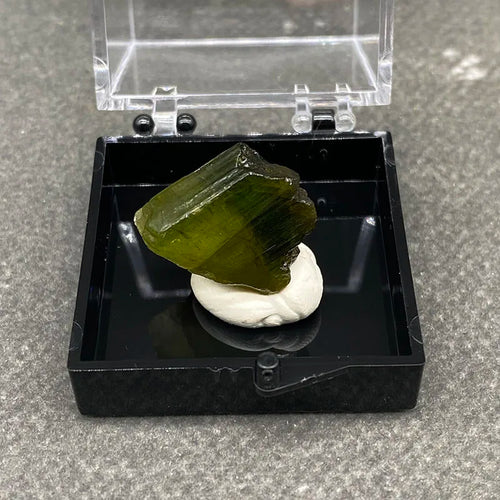 100%  Natural Green tourmaline Mineral Specimens Stones and Crystals Healing Crystal   +Box size:35*35*35 mm