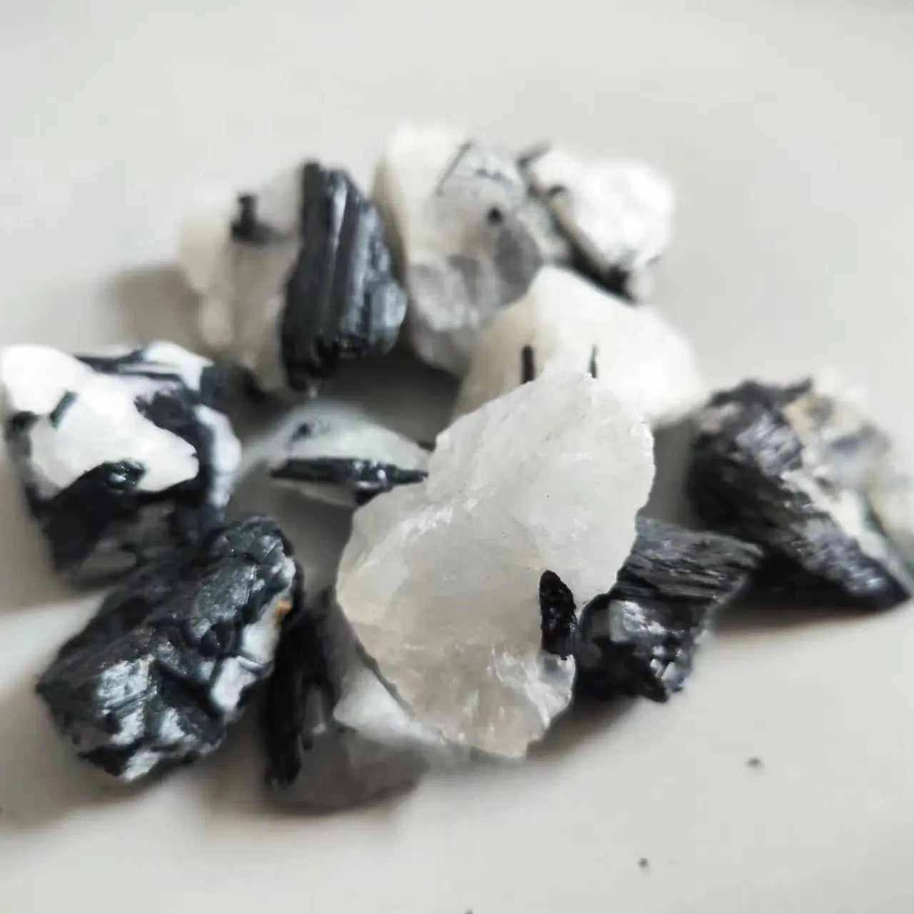 Natural Black Tourmaline Stone White Quartz Stone Repair Ore Home Decoration Stone Mineral Specimen Irregular Crystal Healing
