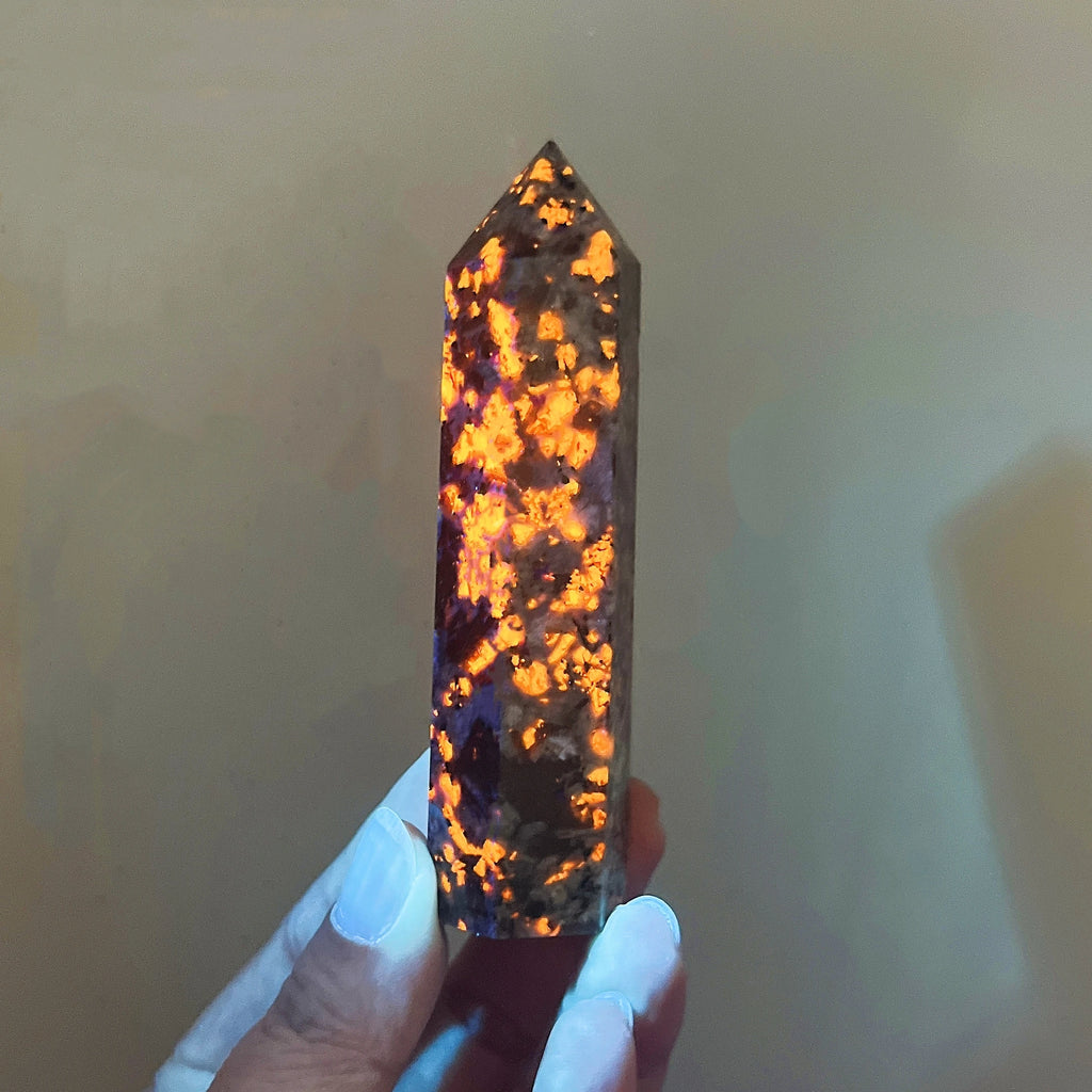 8-9cm Natural Yooperlite Fluorescing Sodalite hexagonenergy Tower Crystal Flame Stone Point Energy Mineral Healing Home Decor