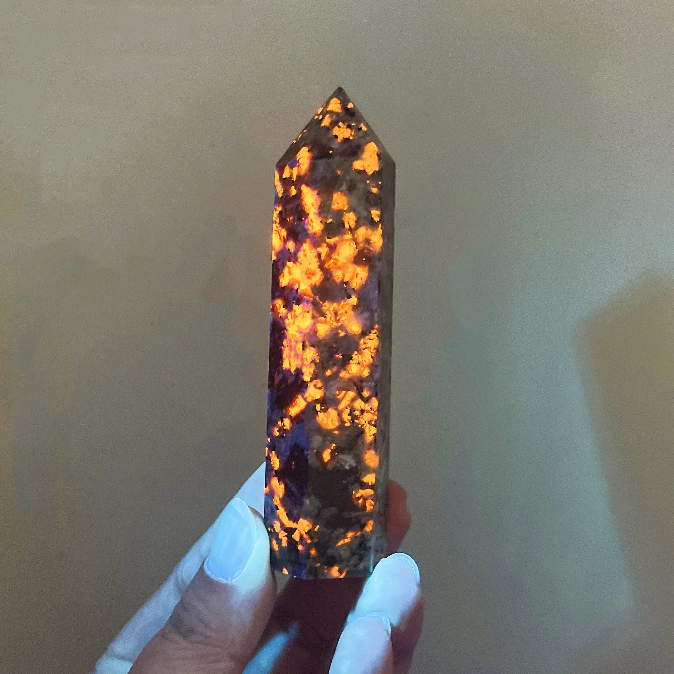 8-9cm Natural Yooperlite Fluorescing Sodalite hexagonenergy Tower Crystal Flame Stone Point Energy Mineral Healing Home Decor
