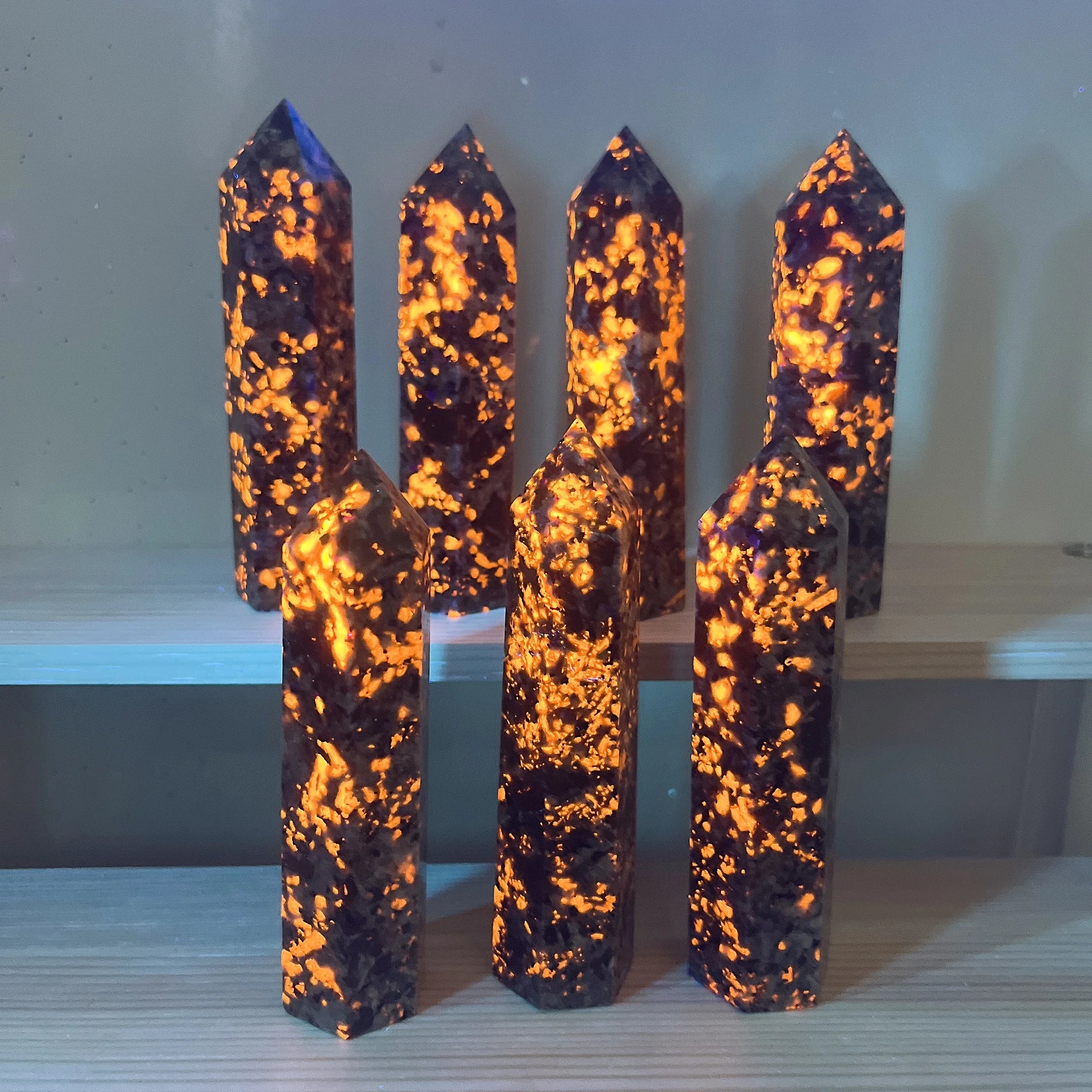 8-9cm Natural Yooperlite Fluorescing Sodalite hexagonenergy Tower Crystal Flame Stone Point Energy Mineral Healing Home Decor